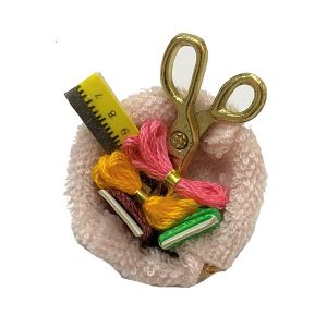 68326-complementos-para-belén-miniaturas-utensilios-varios-costurero-2cm