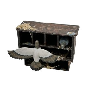 MC1080-complementos-para-belen-palomar-con-palomas-3x7x5cm